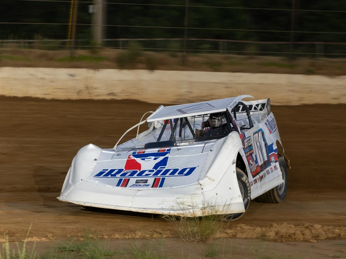Front view of the iRacing.com No. 01 dirt late model